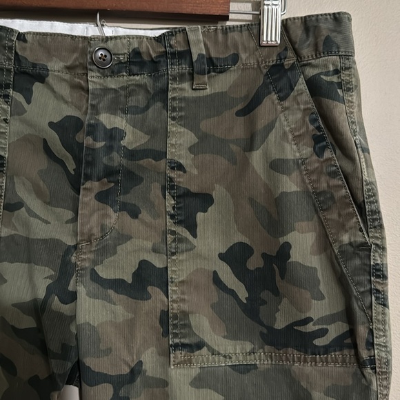 ⭐️GAP EDITION CAMO GIRLFRIEND Cropped CHINO Women's Size 14 - Picture 2 of 7